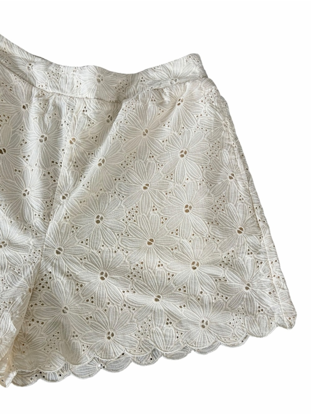 High-Waist Cream Eyelet Lace Shorts — Elegant Summer Staple - Picture 4 of 7